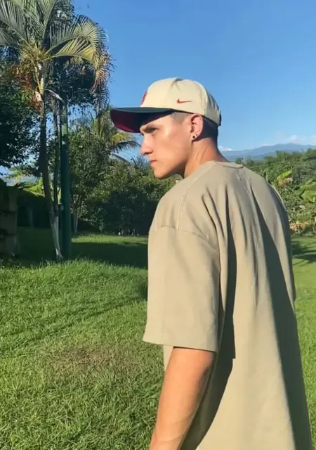 Soy Sebastián, 25 años de Alicante, busco conocer gente para lío de una noche