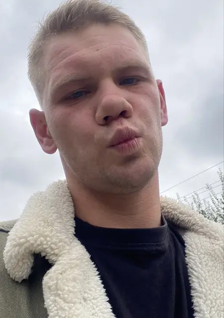 Я Олег, 24 років з Коростишів, шукаю знайомство для вірт