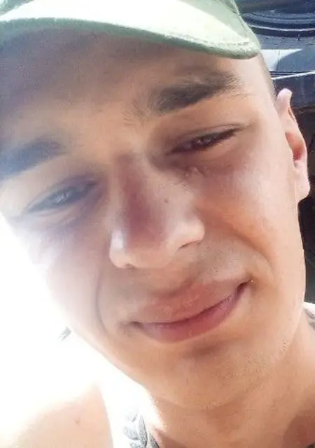 Я Кирилл, 23, из Салоников, ищу знакомство для приятного времяпровождения