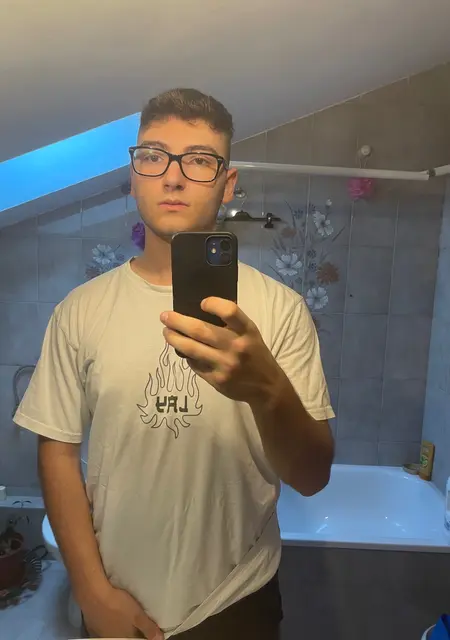 Я Tess, 18, из Рима, ищу знакомства без обязательств