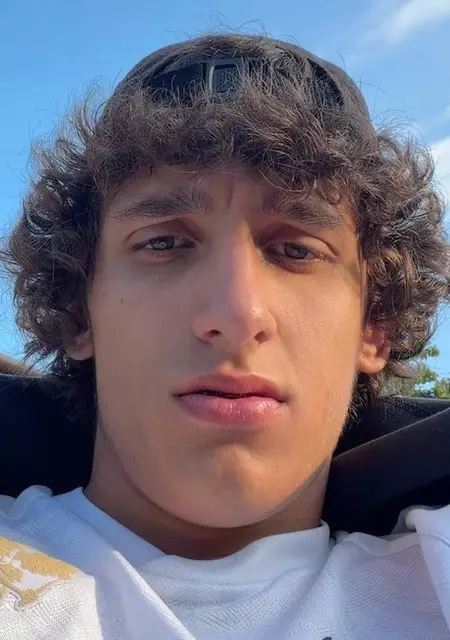 Я Александр, 18, из Ньюкасл-апон-тайн, ищу знакомство для постоянных отношений