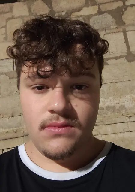 Soy Carlos, 20 años de Valladolid, busco conocer gente para relación sin ataduras