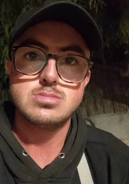 Soy Poeta Callejero, 25 años de Sevilla, busco conocer gente para lío de una noche