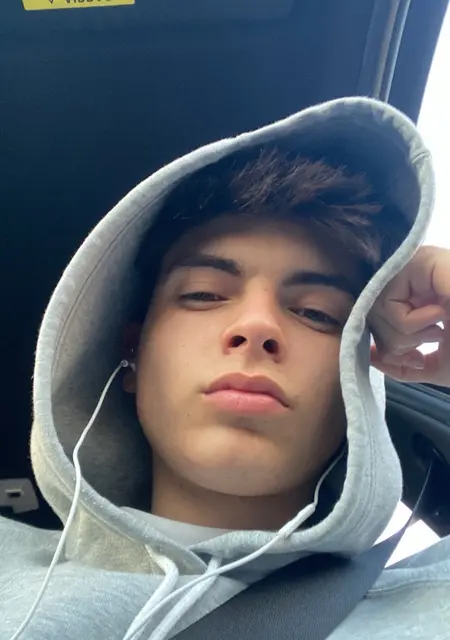 Я Alexloppeez, 20, из Бурриана, ищу знакомства без обязательств