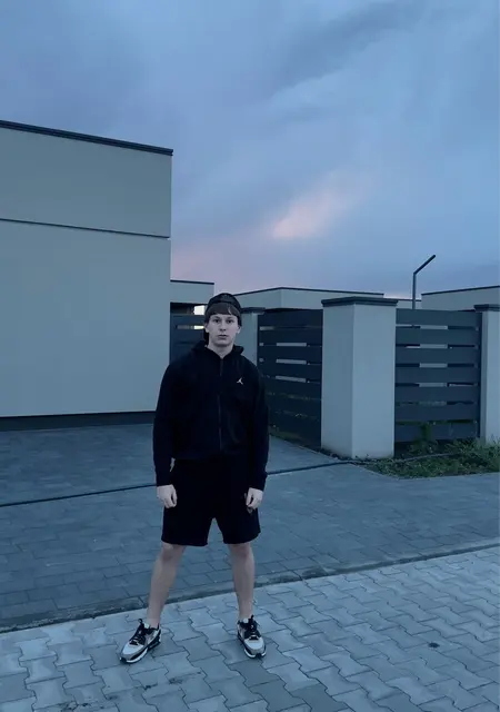 Кирилл з Дніпра, мені 19 років, познайомлюсь для спілкування