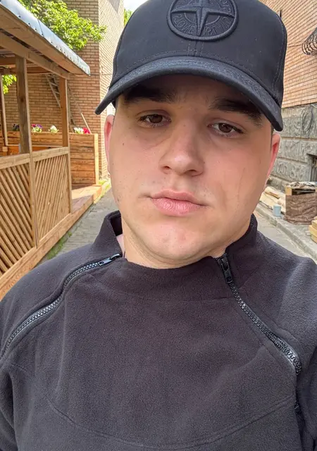 Я Илья, 22 років, знайомлюсь для приємного проведення часу у Луганську