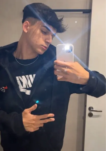 Soy Hugo, 18 años de Sevilla, busco conocer gente para conversación virtual