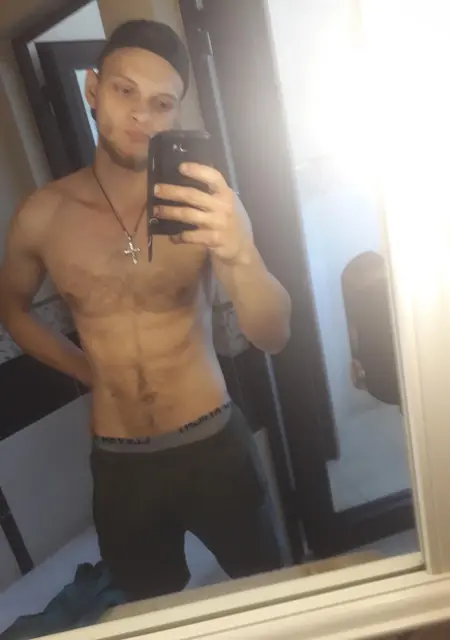 Я Даня, 24 років, знайомлюсь для постійних стосунків у Ужгороде