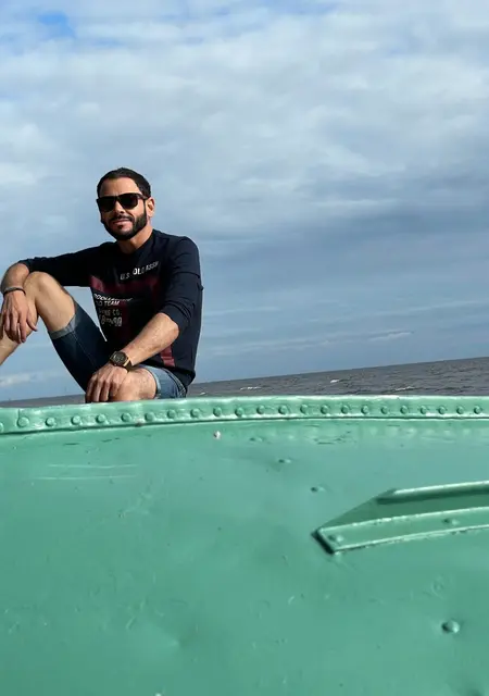 I'm Emin, 34, looking to meet for pleasant pastime in London