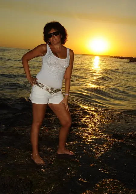 Я Елена, 55 років з Київ, шукаю знайомства без зобов'язань