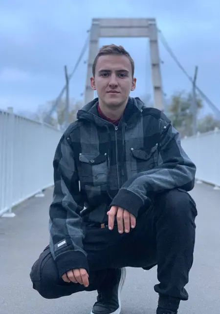 Артем з Мирнограда, шукаю на сайті знайомства без зобов'язань