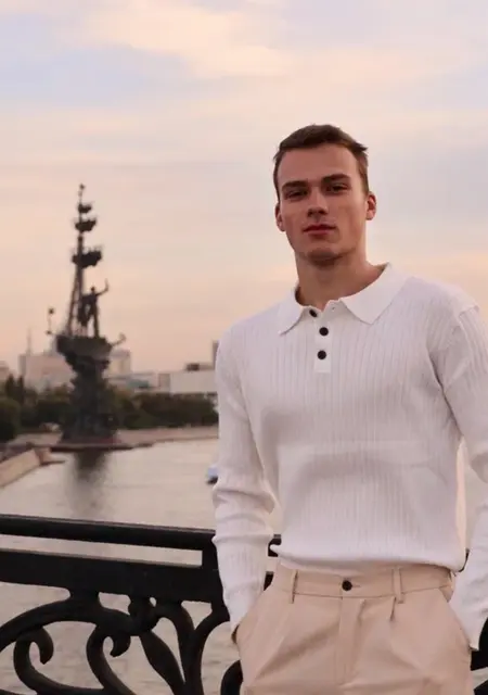 Soy Dmitry, 21 años de Madrid, busco conocer gente para conversación virtual