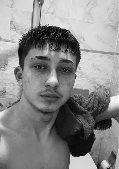 Batuhan из Бурсы, мне 19, познакомлюсь на одну ночь