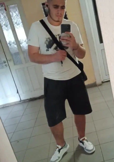 Я Денис, 22 років з Херсона, шукаю знайомства без зобов'язань