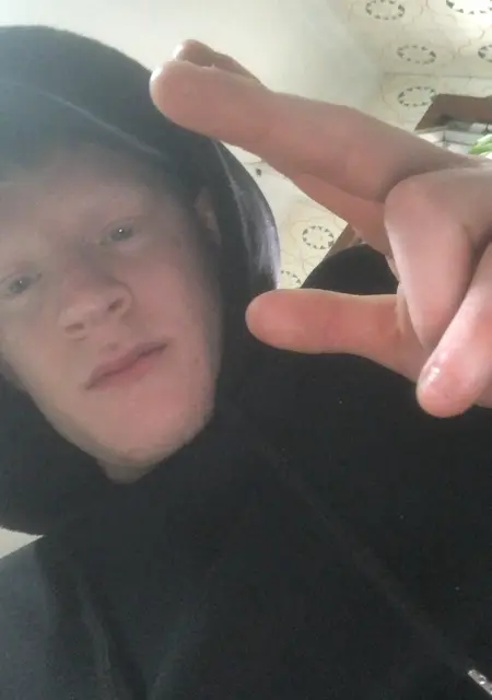 Soy Daniel, 23 años de Rentería, busco conocer gente para relación sin ataduras