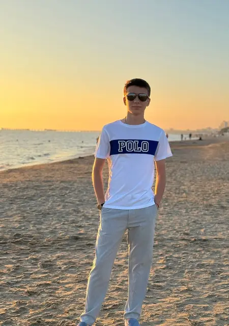 Я Андрей, 18, из Парижа, ищу знакомство для постоянных отношений