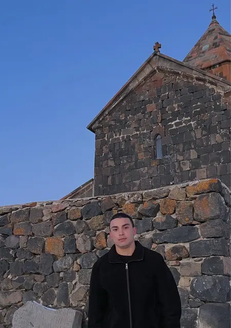 Я Erik, 19, знакомлюсь для открытые отношения в Ереване