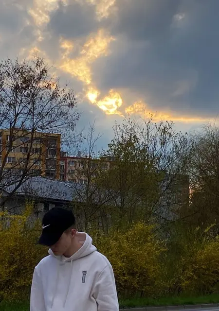 Я Андрей, 25 років з Чернігова, шукаю знайомства без зобов'язань