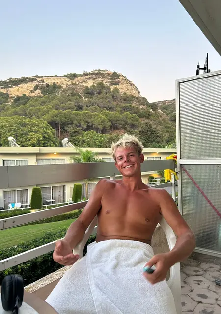 Андрей из Афин, мне 28, познакомлюсь на одну ночь