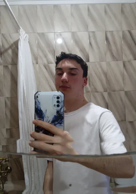 Soy Joseba, 18 años de Irún, busco conocer gente para relación sin ataduras