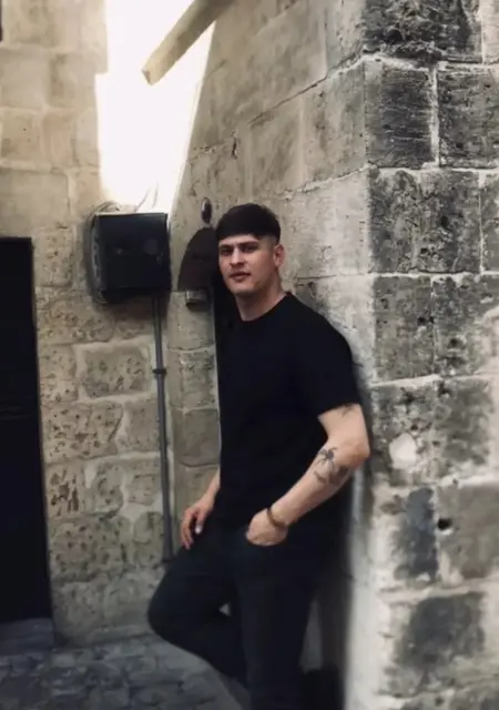 Emin из Амстердама, мне 24, познакомлюсь для приятного времяпровождения