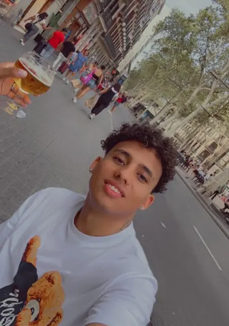 Aarj de Bilbao, tengo 23 años, listo para conocer para chatear