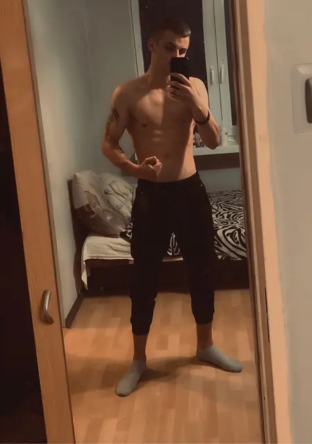 Я Артур, 20, из Лодзя, ищу знакомства без обязательств