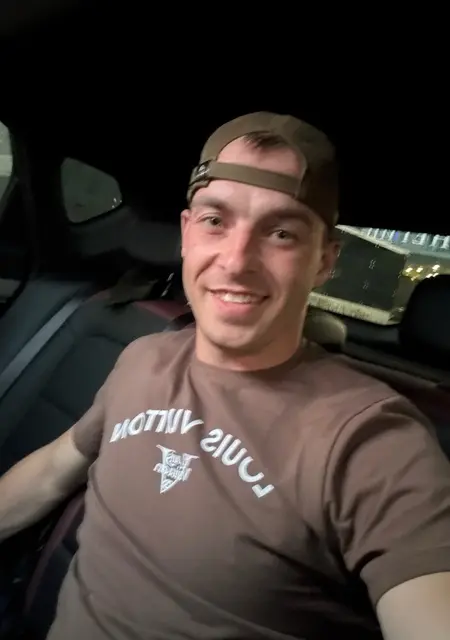 Игорь из Луганска, мне 28, познакомлюсь для приятного времяпровождения