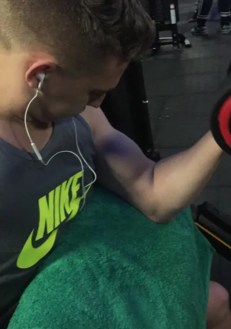 Soy Javier, 26 años de Zaragoza, busco conocer gente para pasatiempo agradable