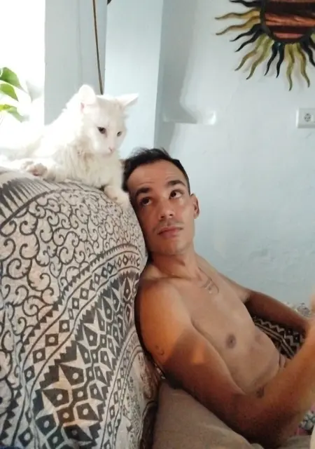 Soy Jorge, 24 años de Valencia, busco conocer gente para conversación virtual