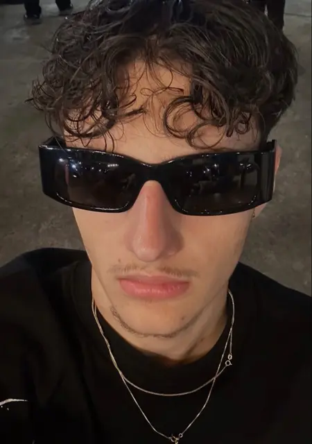 Adrian из Бухареста, мне 18, познакомлюсь для постоянных отношений