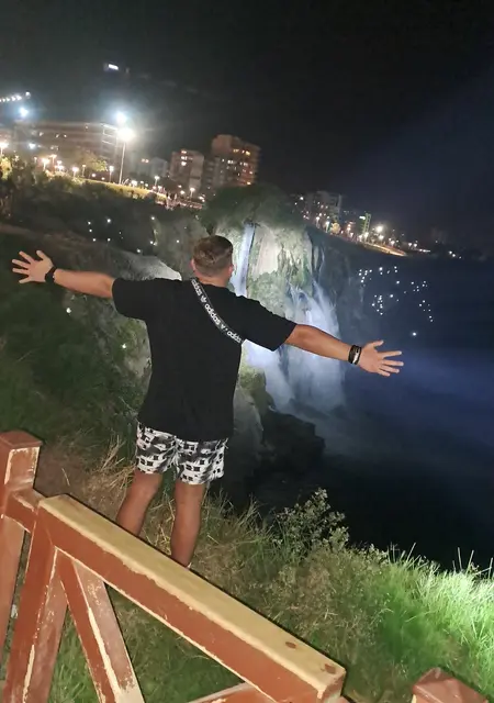 Я Михаил, 19, из Анталии, ищу знакомства без обязательств