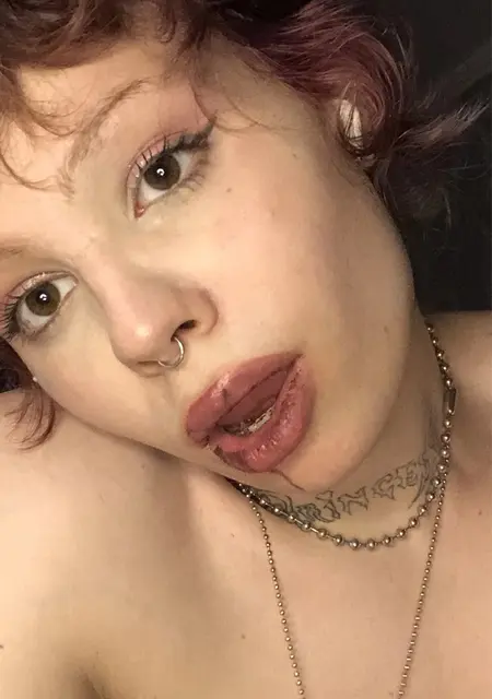 Я Eva, 18 років з Києва, шукаю знайомства без зобов'язань