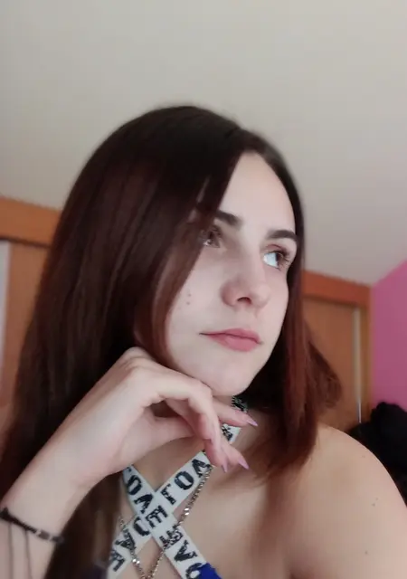 Soy Nadii, 19 años de Valladolid, busco conocer gente para relación sin ataduras