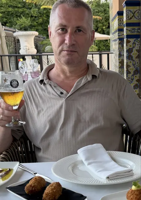 Я Vladimir, 46, из Мадрида, ищу знакомства без обязательств