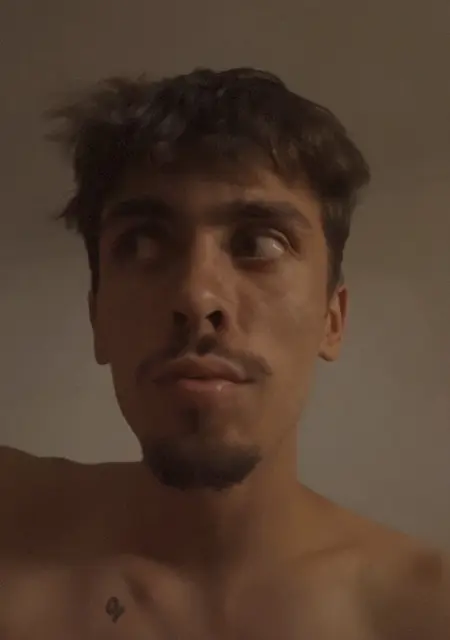 Soy Carlos, 25 años de Huelva, busco conocer gente para relación sin ataduras