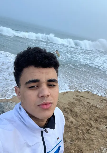 Lahcen de Esplugues de Llobregat, tengo 18 años, listo para conocer para conversación virtual