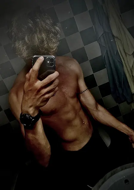 Soy Alvaro, 22 años de Valladolid, busco conocer gente para conversación virtual