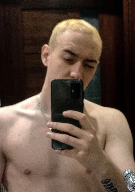 Я Александр, 19, из Минска, ищу знакомства без обязательств