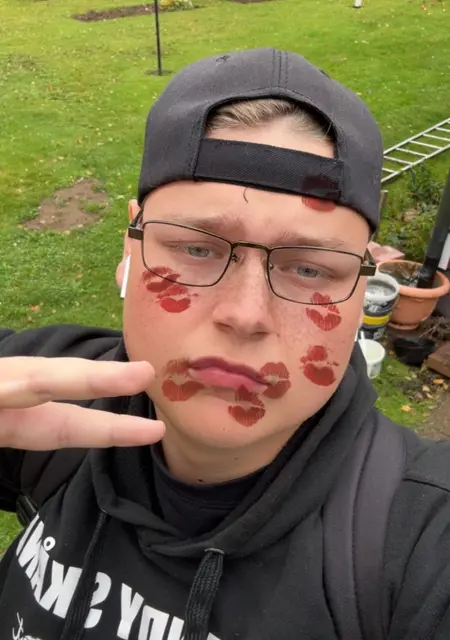 Я Anton, 18, из Мальмё, ищу знакомства на одну ночь