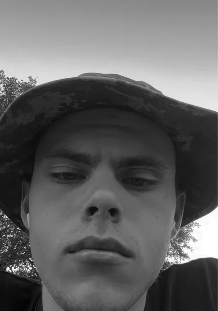 Я Даня, 19 років з Кропивницького, шукаю знайомства без зобов'язань