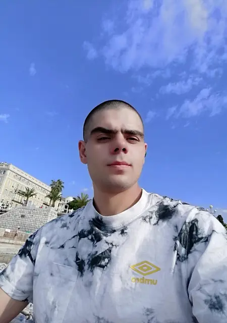 Dinis Cristal из Ниццы, мне 28, познакомлюсь на одну ночь