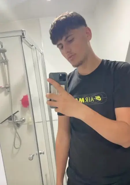 Soy Jose, 18 años de Sevilla, busco conocer gente para relación sin ataduras