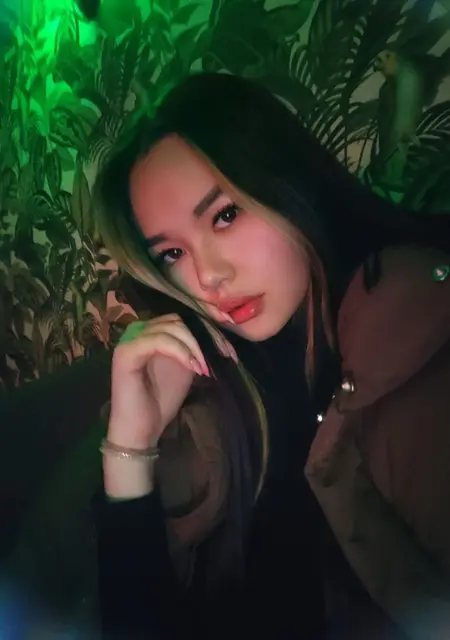 Я Софа, 25, из Цюриха, ищу знакомства без обязательств