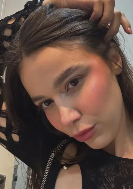 Я Анна, 27, из Парижа, ищу знакомство для постоянных отношений