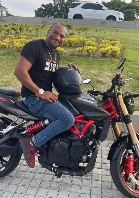 Я Johan Gonzalez, 35, знакомлюсь для приятного времяпровождения в Версаль