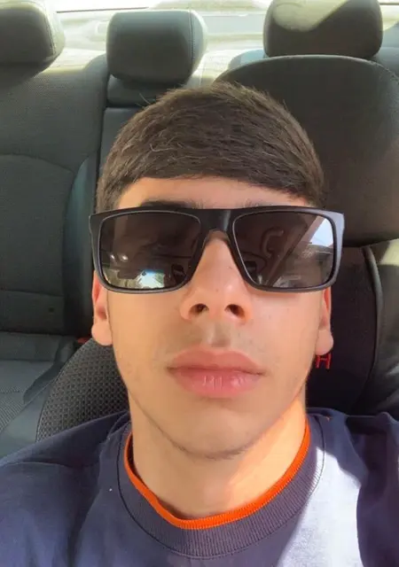 Narek из Еревана, мне 19, познакомлюсь на одну ночь