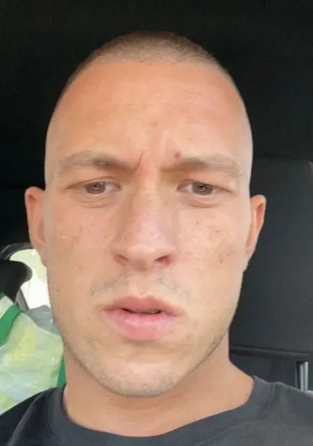 Soy Robin Hood, 26 años de Valencia, busco conocer gente para chatear