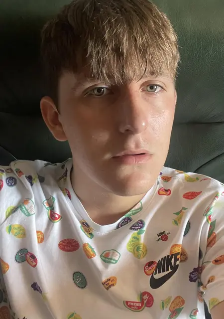 Я Максим, 22 років з Ужгорода, шукаю знайомства без зобов'язань