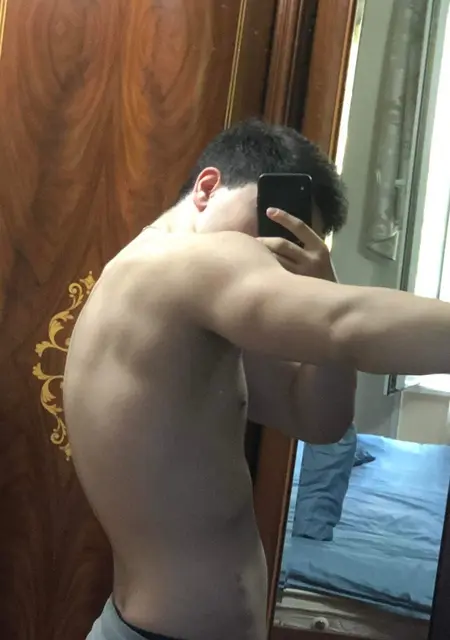 Giorgi из Тбилиси, мне 20, познакомлюсь для открытые отношения